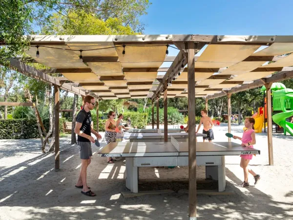Pin pong spelen op Roan camping hu Montescudaio village.