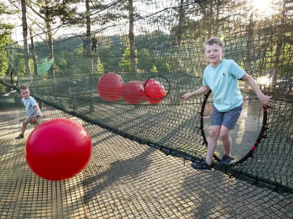 Spelen in netten boven de grond op Roan camping hu Norcenni girasole village.
