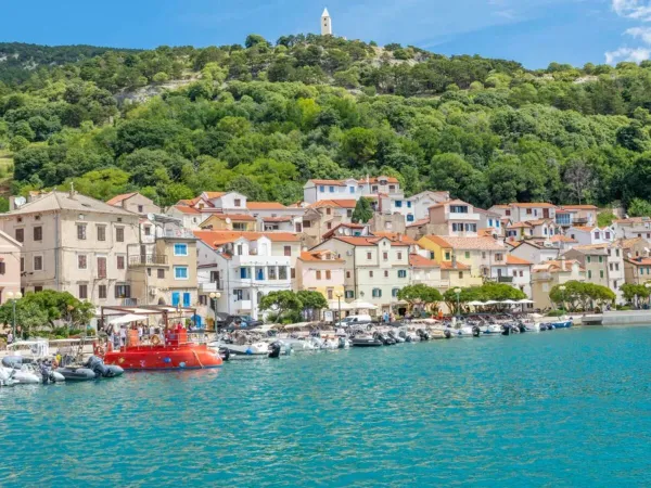 Het nabijgelegen dorpje op Roan camping Baška Beach Resort