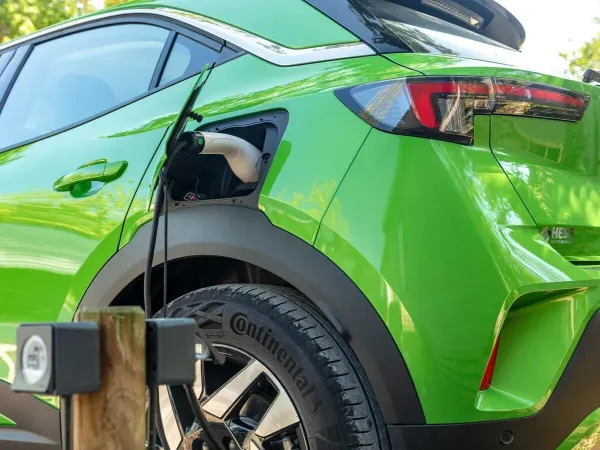 Auto opladen op Roan camping Château de Fonrives.