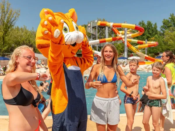 Mascotte Homy danst met gasten op Roan camping Château de Fonrives.