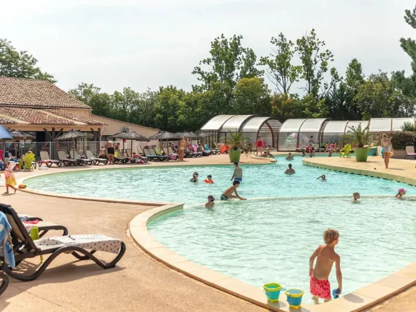 Zwembad op Roan camping Château de Fonrives.