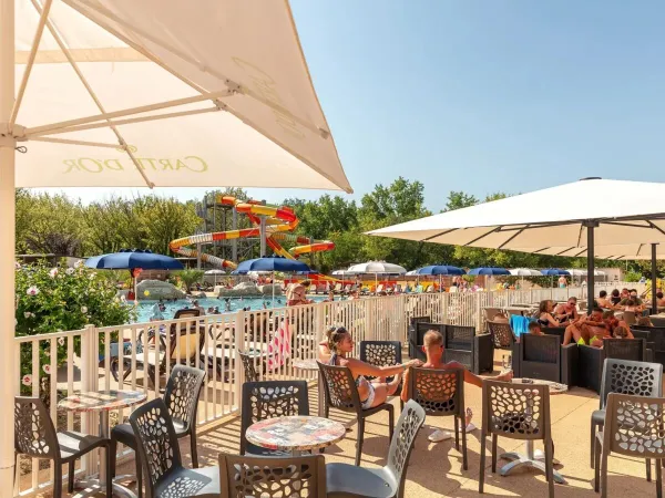 Terras bij het zwembad op Roan camping Château de Fonrives.