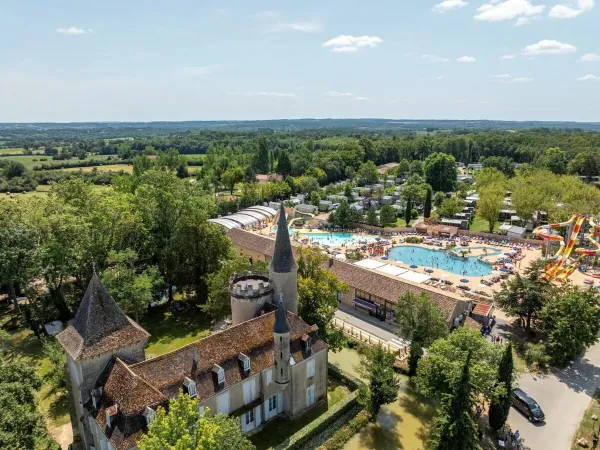 Overzicht waterpark met kasteel op Roan camping Château de Fonrives.
