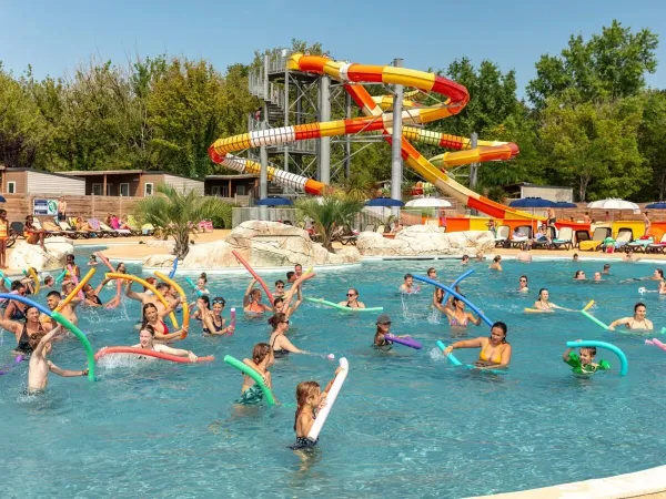 Aquagym in het zwembad op Roan camping Château de Fonrives.