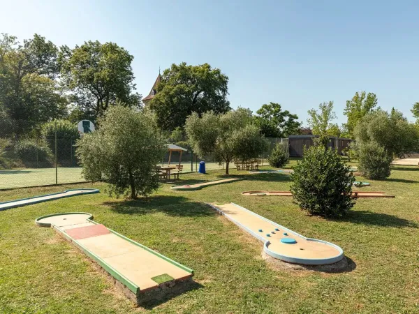 Midgetgolf op Roan camping Château de Fonrives.