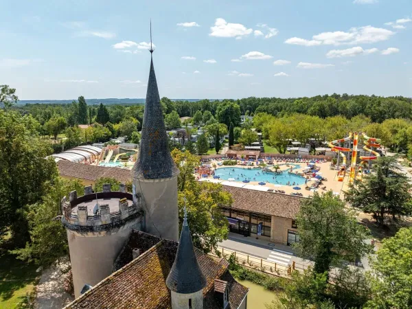 Het kasteel met het zwembad op Roan camping Château de Fonrives