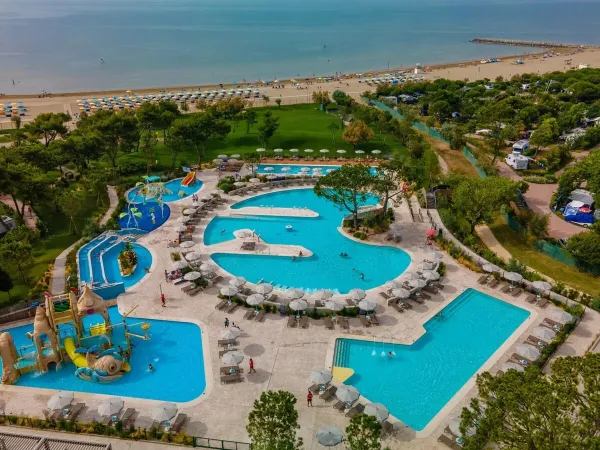 Luchtfoto waterpark in combinatie met het strand op Roan camping Mediterraneo.