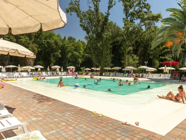 Het zwembad op Roan camping hu I Pini village.