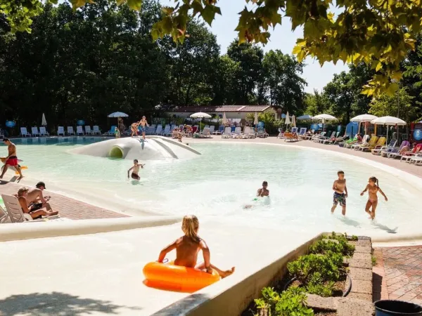 Zwembad op Roan camping hu I Pini village.