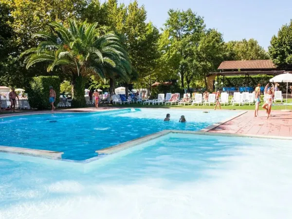 Het 2e zwembad op Roan camping hu I Pini village.