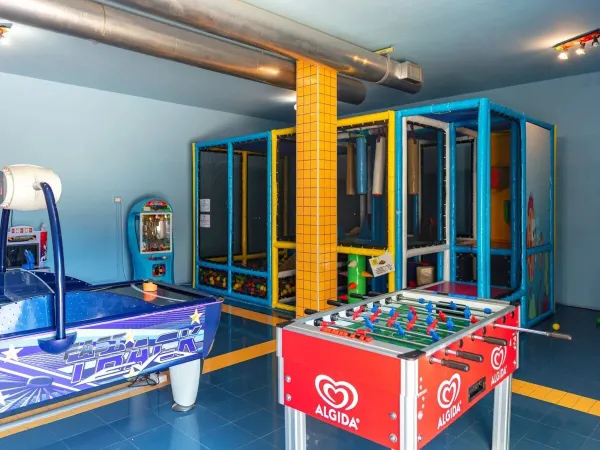 Speelautomatenhal op Roan camping hu I Pini village.