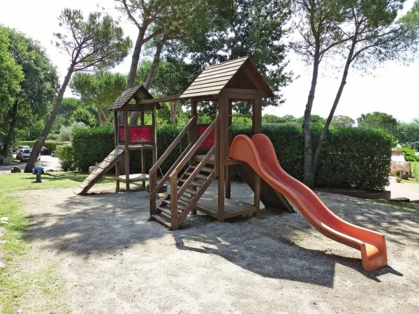 Speeltuin op Roam camping hu I Pini village.