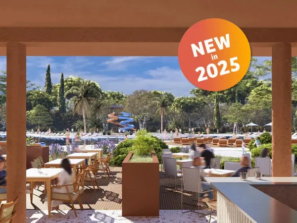 Impressiebeeld van terras bij nieuw zwembad met glijbanen op Roan camping Zaton Holiday resort.