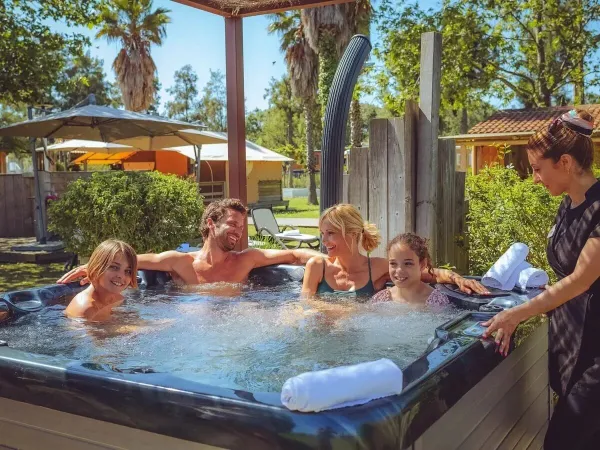 Luxe Supreme Plus inclusief Jacuzzi op Roan camping Domaine de La Brèche.