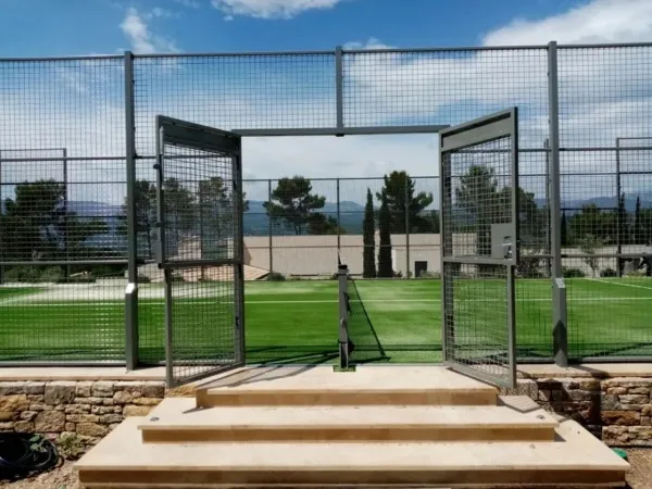 Padelbaan op Roan camping Domaine de La Yole.