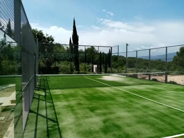 Padelbaan op Roan camping Domaine de La Yole.
