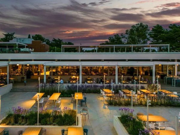 Sfeervol restaurant in de avond op Roan camping Zaton Holiday Resort.