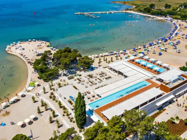 Overzicht restaurant en zee op Roan camping Zaton Holiday Resort.