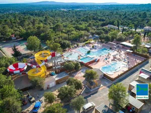 Overzicht zwembad op Roan camping Du Verdon.