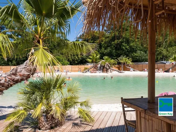 Sfeerbeeld van het lagunebad op Roan camping La Clairière.