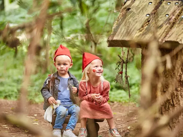 Twee jonge kinderen met een kaboutermuts tijdens de kaboutertocht op Roan camping Terspegelt.