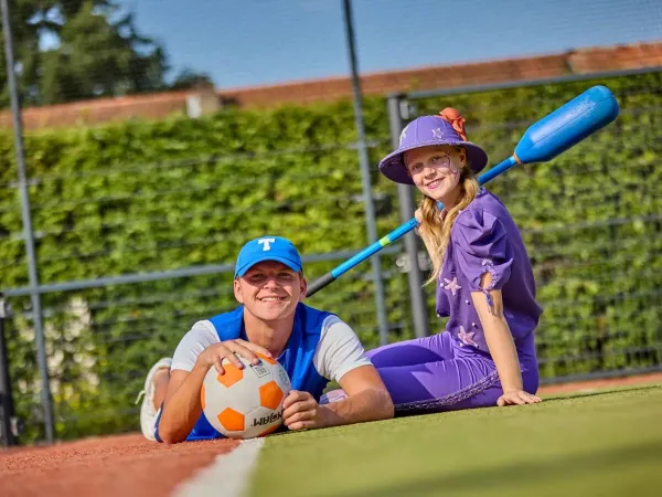 Timo en Zilva op het sportplein, de mascottes van Roan camping Terspegelt.
