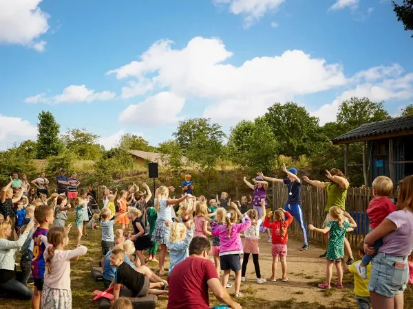 Kinderen die dansen op Roan camping Terspegelt.