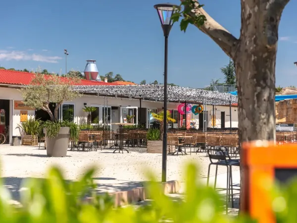 Het terras op Roan camping Château de Galaure.