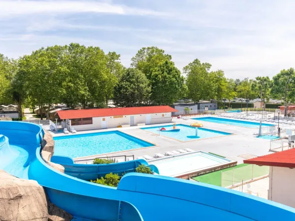 Overzicht van het zwembad van camping Château de Galaure.