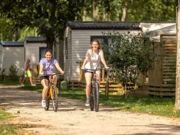 2 dames fietsen over Roan camping Château de Galaure.