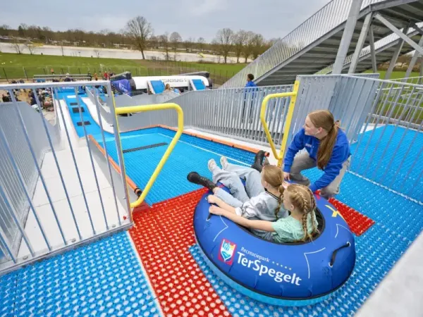 Kinderen glijden met band van de TubbytJump op Roan camping Terspegelt.
