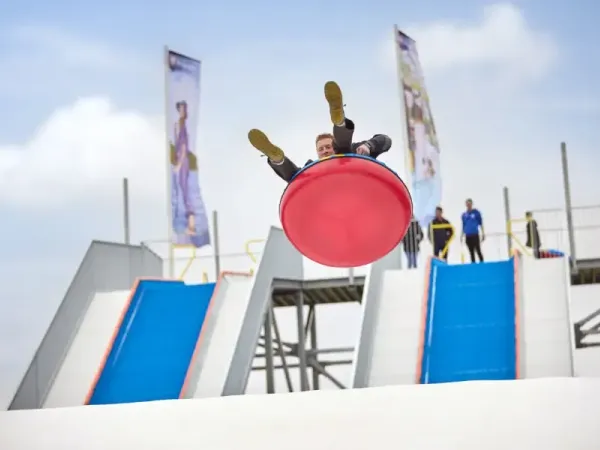 Vliegend van de Tubbyjump sprong op Roan camping Terspegelt.