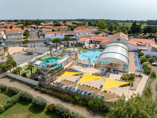 Overzicht zwembad met peuterbad bij Roan camping Le Domaine de Beaulieu.