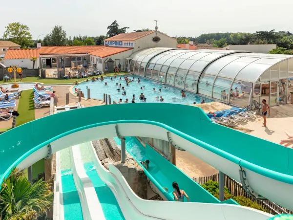 Overzicht met overdekt zwembad bij Roan camping Le Domaine de Beaulieu.