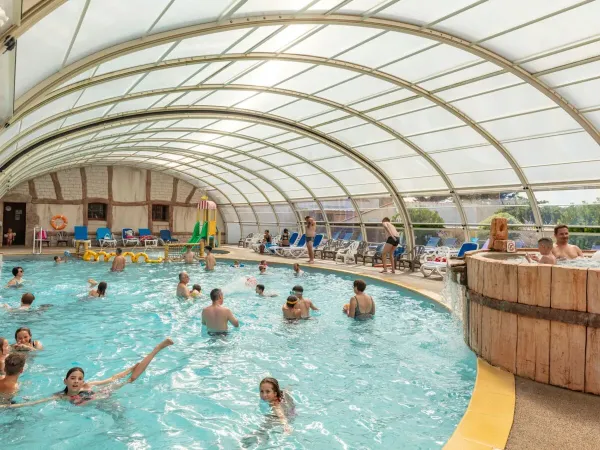 Overdekt zwembad met glijbaan bij Roan camping Le Domaine de Beaulieu.