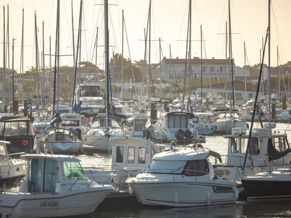 Haven met boten vlakbij Roan camping Le Domaine de Beaulieu.