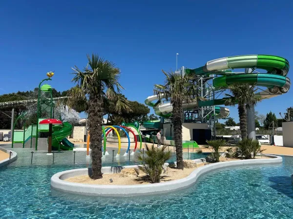 Vernieuwd zwembad met gave glijbanen en waterspeeltuin op camping Le Domaine du Clarys.