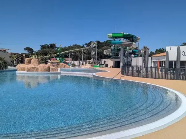 Overzicht zwembad met nieuwe glijbanen op Roan camping Le Domaine du Clarys.