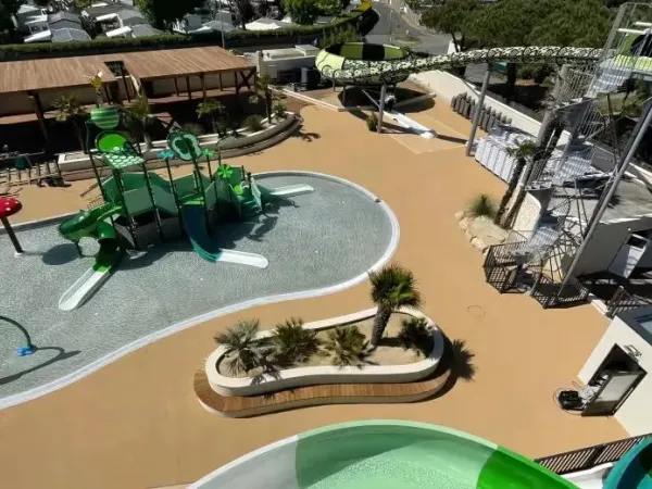 Overzicht van de nieuwe kinderspeeltuin en spacebowl tol glijbaan op Roan camping Le Domaine du Clarys.