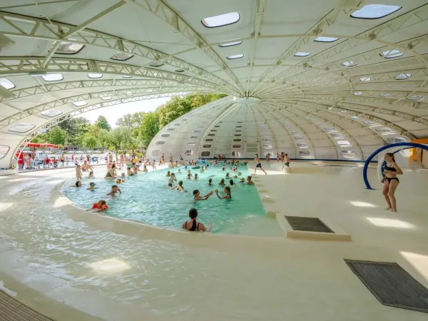 Overdekt zwembad op Roan camping hu Birkelt village.