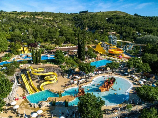 Overzicht zwembad van Roan camping Le Pommier.