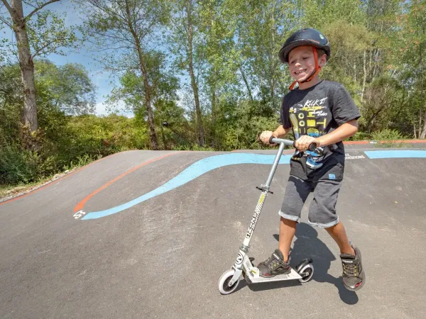 Een jongentje op de pumptrack op Roan camping Le Pommier.