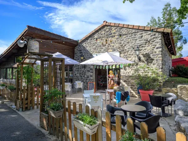Het restaurant met terras op Roan camping Le Pommier.