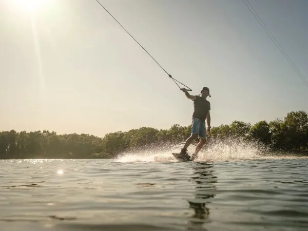Waterskiën op de waterplas bij Roan camping De Schatberg.
