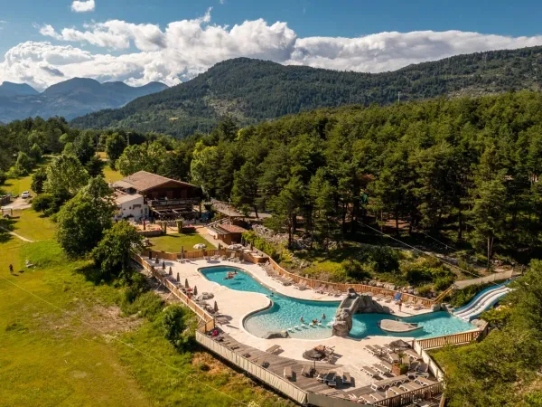 Bovenaanzicht van het zwembad op Roan camping Les Collines de Castellane.