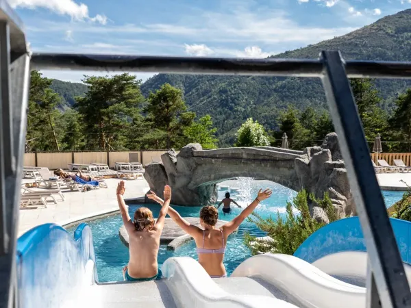 Twee kinderen op de glijbaan op Roan camping Les Collines de Castellane.