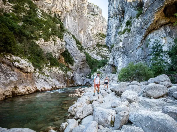 Mensen wandelen in de Gorges du Verdon vlakbij Roan camping Les Collines de Castellane.