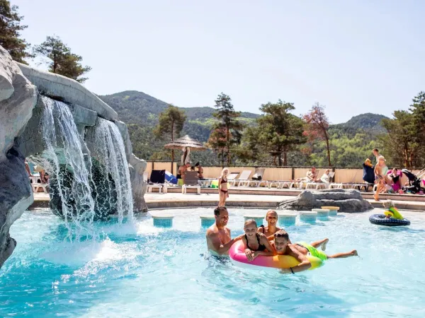 Een gezin in het zwembad op Roan camping Les Collines de Castellane.