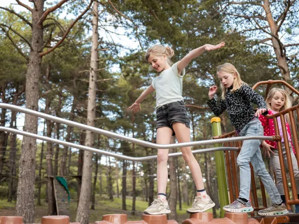 Meisjes in de speeltuin op Roan camping Les Collines de Castellane.